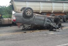 Colisão entre caminhonete e carreta deixa dois feridos na BR-381, em São Gonçalo