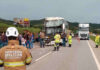 Ônibus bate em carreta na BR-040 e passageiros ficam feridos