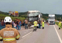 Ônibus bate em carreta na BR-040 e passageiros ficam feridos