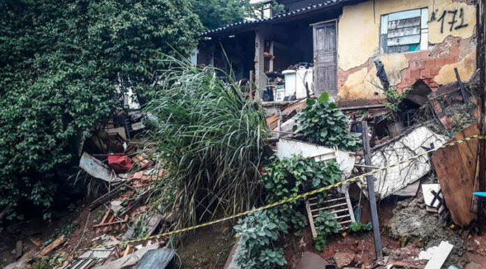 Parte de uma casa desaba em BH