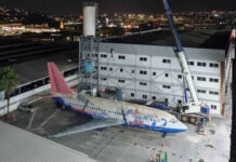 Avião é colocado em teto de shopping em Contagem