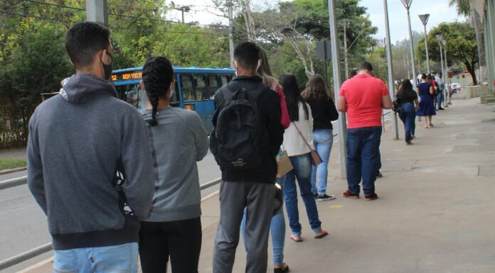 Prefeitura continua com aplicação das três doses da vacina nesta terça-feira