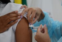 Prefeitura continua com aplicação das três doses da vacina nesta quarta-feira