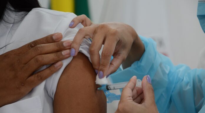 Primeira e segunda dose é aplicada nesta quinta