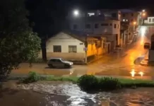 Chuva forte alaga rua de Barão de Cocais e deixa população em alerta
