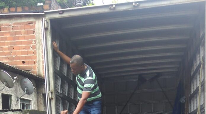 Com rio acima do nível normal, moradores são retirados de casa em João Monlevade
