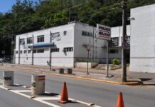 Colisão entre ônibus e moto em frente à 17ª Cia PM Ind de Monlevade, deixa um ferido