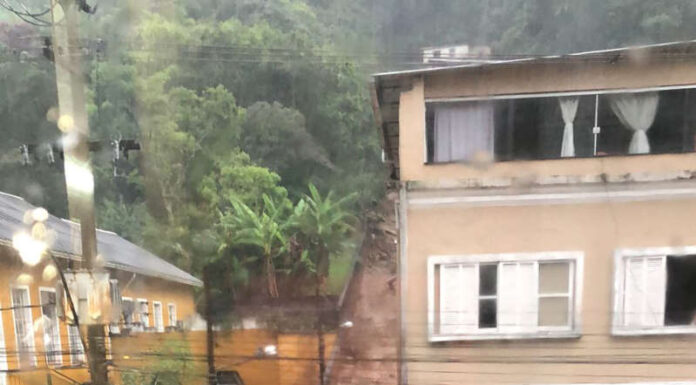 Temporal em Petrópolis causa destruição e mortes na cidade