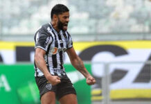 Com 2 de Hulk e estreia com gol de Godín, Atlético vence e retoma liderança