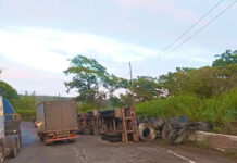 Carreta tomba e espalha bobinas na BR-381, em Sabará