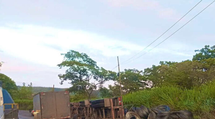 Carreta tomba e espalha bobinas na BR-381, em Sabará