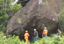 Moradores temem que pedra gigantesca deslize em Caratinga