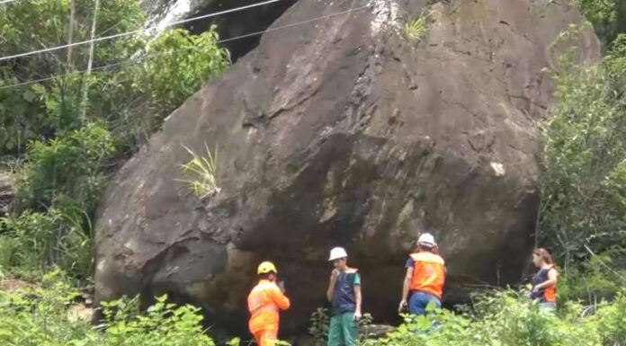 Moradores temem que pedra gigantesca deslize em Caratinga