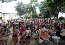 Foliões ignoram recomendação, vão às ruas e festejam carnaval em BH