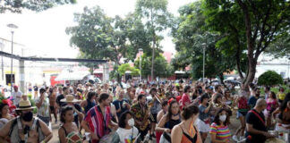 Foliões ignoram recomendação, vão às ruas e festejam carnaval em BH