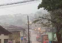 Temporal inunda alguns pontos de Santa Bárbara