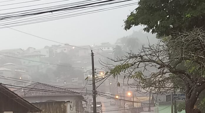 Temporal inunda alguns pontos de Santa Bárbara