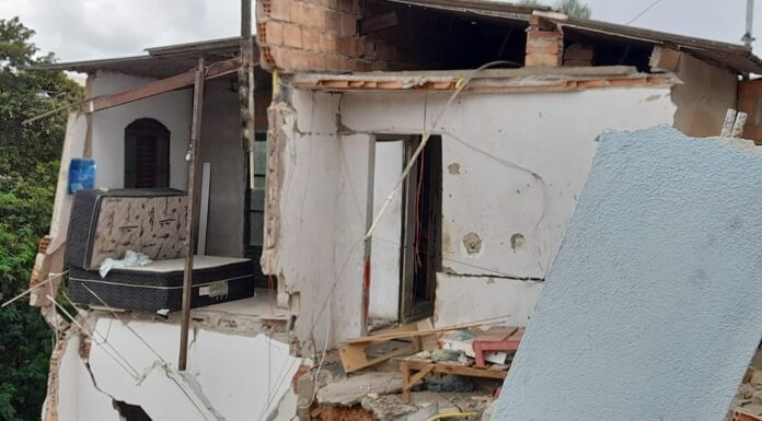 ‘Nem minha roupa eu consegui levar’, diz morador de uma das quatro casas que desabaram na Grande BH