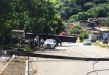 Carreta desgovernada desce avenida, arranca postes e provoca pânico em Coronel Fabriciano