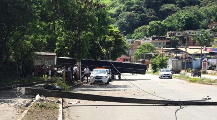 Carreta desgovernada desce avenida, arranca postes e provoca pânico em Coronel Fabriciano