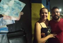 Gari perde carteira com salário, casal a acha em BH e vai a Ibirité devolvê-la