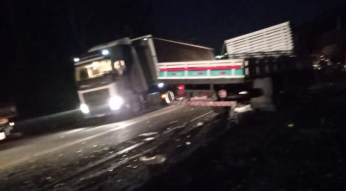 Colisão de dois caminhões e um carro em Nova Era