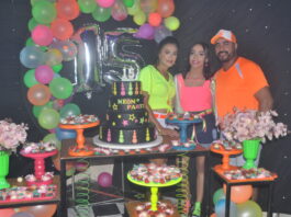 Explosão de cores e alegria transforma comemoração de 15 anos no estilo Neom Party um sucesso