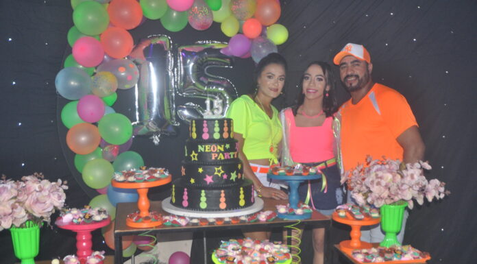 Explosão de cores e alegria transforma comemoração de 15 anos no estilo Neom Party um sucesso