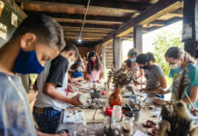 Oficina ensina como criar tintas com pigmentos naturais em Santa Bárbara