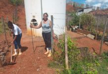 Cansada de esperar moradora limpa ao redor da caixa d’água no Planalto em João Monlevade