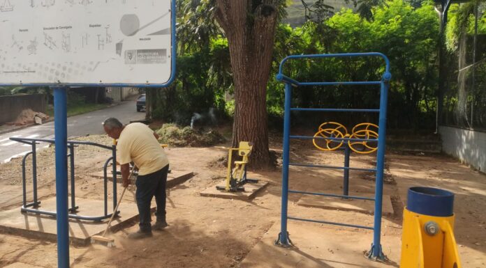 Mutirão de limpeza: Secretaria de Esportes e voluntários realizam limpeza na quadra do bairro Laranjeiras