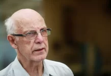 Padre Júlio Lancellotti é abordado pela PM durante Via Sacra em SP