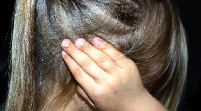 Mãe é presa por deixar que companheiro estuprasse a filha dela de 10 anos