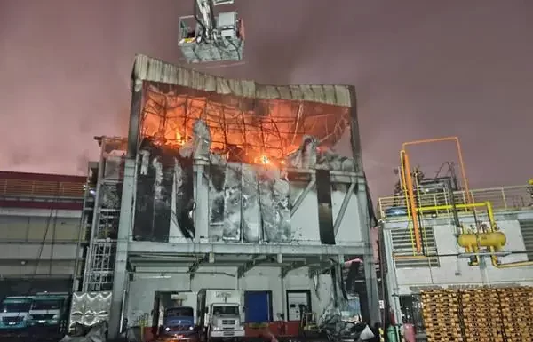 Incêndio atinge frigorífico no bairro Cidade Industrial, em Contagem