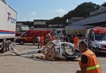 Helicóptero com duas pessoas cai em Contagem; aeronave corre risco de explosão