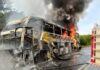 Ônibus de viagem pega fogo e fica completamente destruído na BR-251