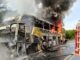 Ônibus de viagem pega fogo e fica completamente destruído na BR-251