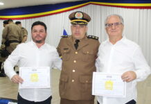 Prefeito e vice de João Monlevade recebem diplomas de colaboradores eméritos da Polícia Militar