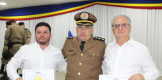 Prefeito e vice de João Monlevade recebem diplomas de colaboradores eméritos da Polícia Militar