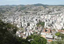 Penetra bate em aniversariante com taco de sinuca