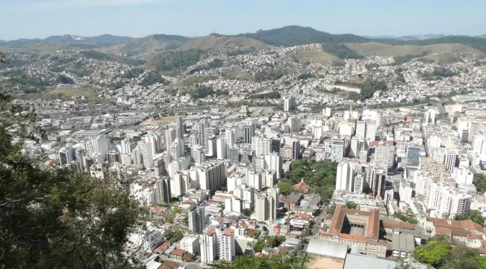 Penetra bate em aniversariante com taco de sinuca
