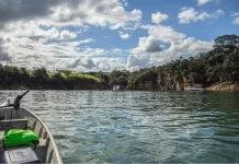 Embarcação tomba e duas pessoas morrem no Lago de Furnas, em Capitólio