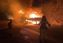 Carreta em chamas interdita a BR-381