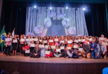 Mulheres fazem festa no teatro ao receber certificado profissional
