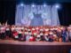 Mulheres fazem festa no teatro ao receber certificado profissional