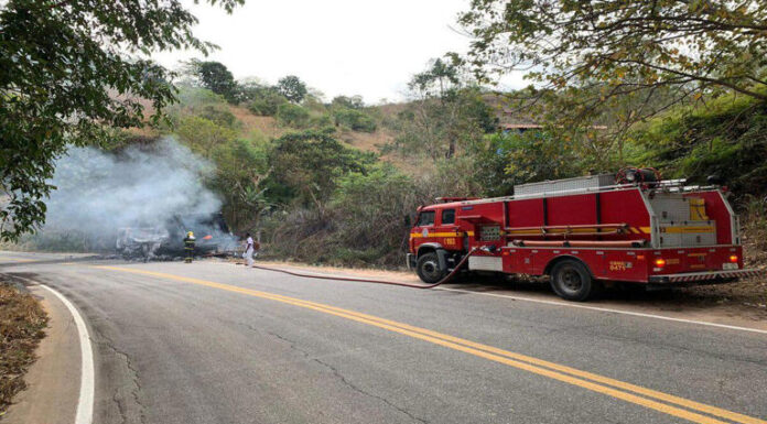 Incêndio em caminhão frigorífico destrói carregamento de carnes