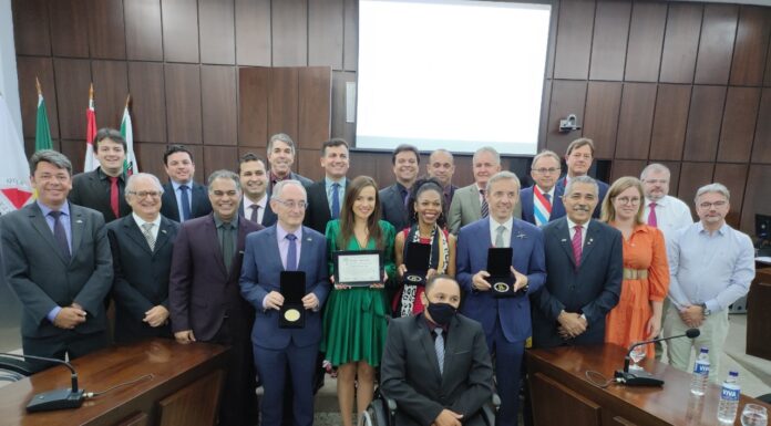 Entrega de honrarias e assinatura de Termo de Geminação marcam solenidade na Câmara