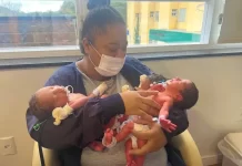 Mulher ganha trigêmeos meses depois de dar à luz a gêmeos e agora tem 8 filhos