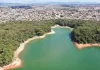 Barco com quatro pessoas vira na lagoa Várzea das Flores, em Contagem