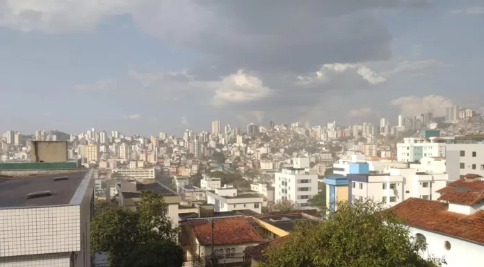 “Do nada”: chuva surpreende moradores de BH neste sábado